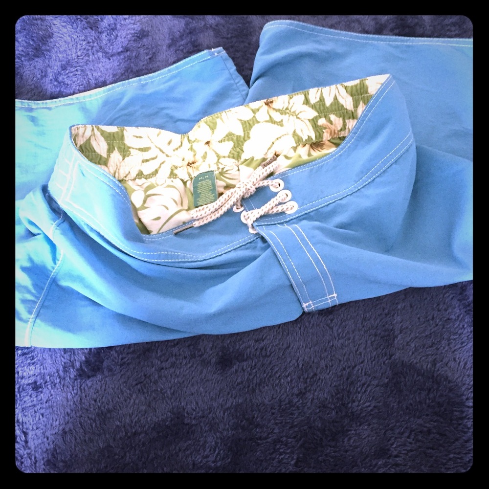 Reversible swim trunks